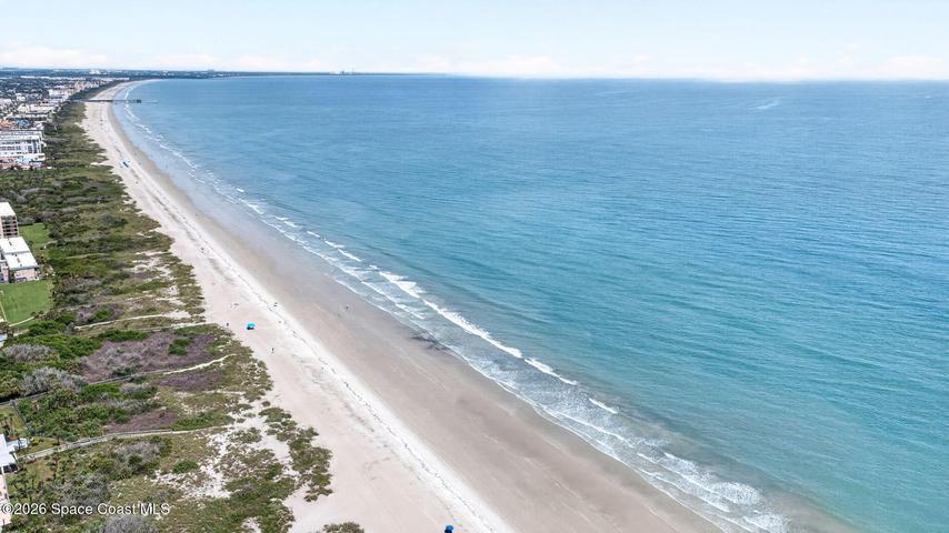 A few steps to the private beach access