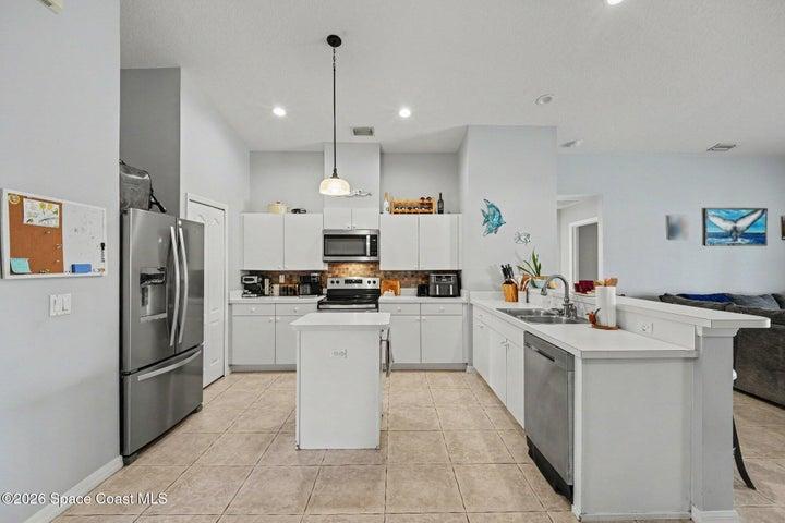 Newer Appliances. Island and Breakfast Bar.