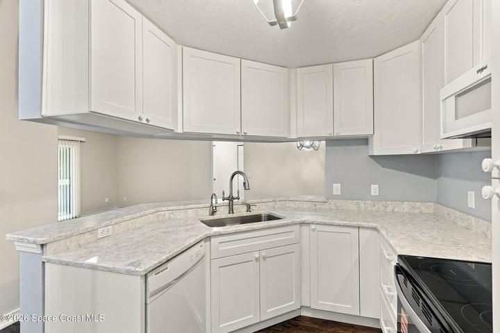 Recently updated kitchen! all new white cabinets, SS fixtures and more!