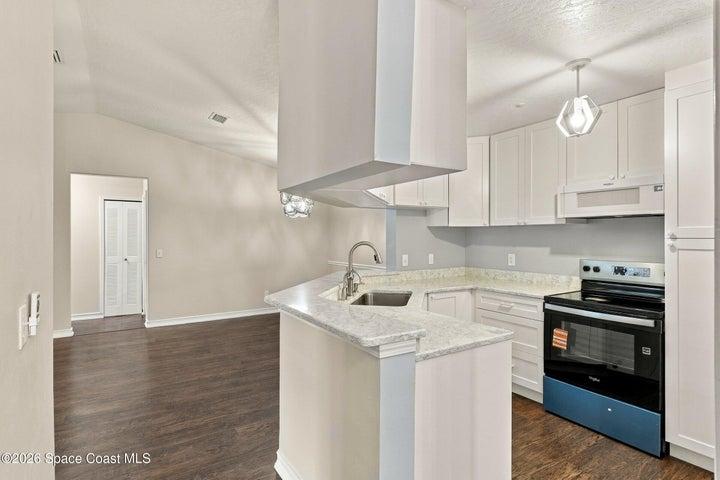 Beauitful lighting, nice faucet and NEW range/oven