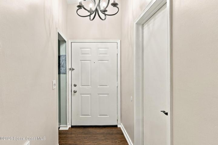 You have entered in your new home. Completly updated throughout. Move in, relax, and ENJOY!